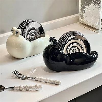 Εφοδιασμένα σετ σνακ με χειροποίητα κεραμικά πιάτα σαλιγκάρια από εξαρτήματα κουζίνας