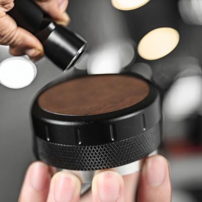 Ρυθμίσιμο ύψος Espresso Tamper ξύλο καρύδας και βάση αλουμινίου για τέλεια άμβλυνση