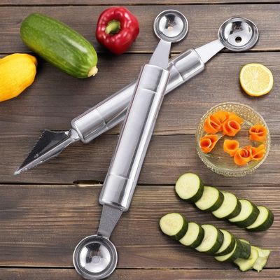 Ατσάλινο σκελετή με σφαίρες καρπούζι και ξύλινο μαχαίρι για διακόσμηση φρούτων