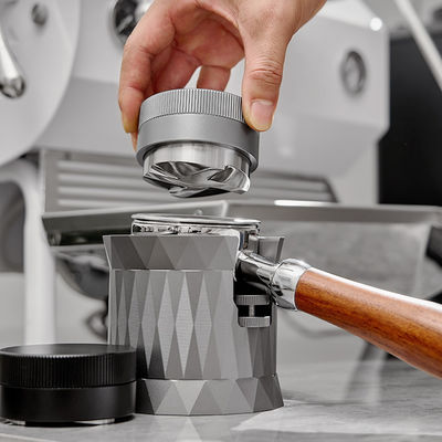 Τέσσερις λεπίδες από ανοξείδωτο χάλυβα για μπαρίστα σε καφέ