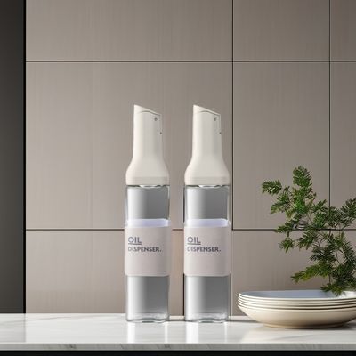 Τα σούπερ μάρκετ χρησιμοποιούν ένα βασικό σύγχρονο ξύλινο βάζο για λάδι ξύδι και σάλτσα σόγιας στην κουζίνα