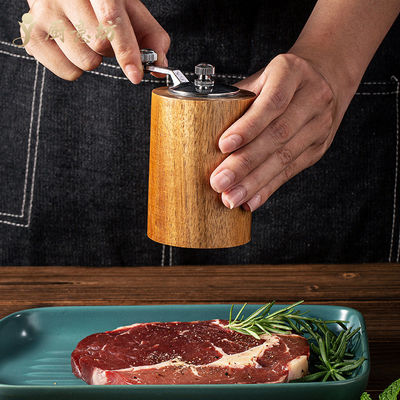 Γεμάτο από ξύλινο μπουκάλι με χειροκίνητο στρογγυλοποιημένο αλάτι και πιπέρι για σπόρους λιναριού και προσαρμοσμένο μέγεθος