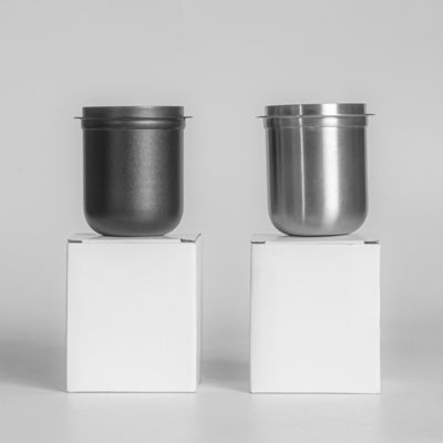 Το Essential Stainless Steel Coffee Dosing Cup των Smoothie Bars με σχεδιασμό hands-free