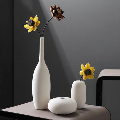 Σύγχρονο χειροποίητο στεγνό αγγείο για την διακόσμηση σε λευκή κεραμική