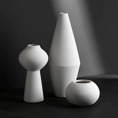 Σύγχρονο χειροποίητο στεγνό αγγείο για την διακόσμηση σε λευκή κεραμική