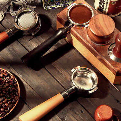 Κανένας Τύπος Flatware Φορητό ξύλινο καφέ Perfection με 58mm ατσάλινη λακκούβα