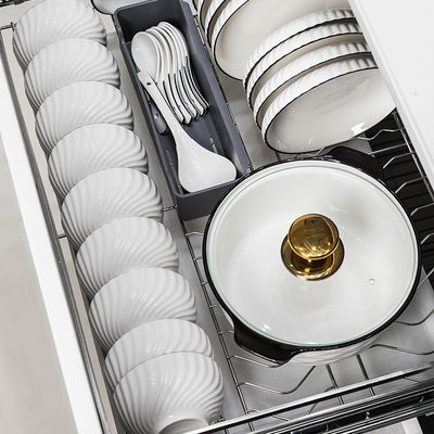 Ελαφρύ κεραμικό λευκό πορσελάνινο πιάτο με μαύρη γωνία και πιάτο σούπας