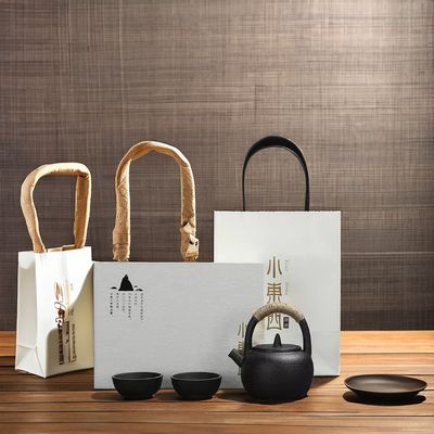 Σύγχρονα μοντέρνα κεραμικά φλιτζάνια τσαγιού με ξύλινο πιάτο και ξύλινο χερούλι