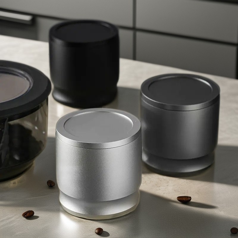 Συλλέκτης σκόνης Συμφωνία σκευών με καφέ γάλα πρηστικό μίξερ γεμάτο λαβή