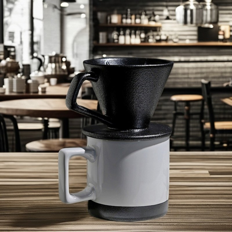 Κλασικό σχεδιασμό κεραμικής καφετιέρας με πορσελάνινη κούπα και εξατομικευμένο στρώμα χύσης πάνω από σταγονίδια