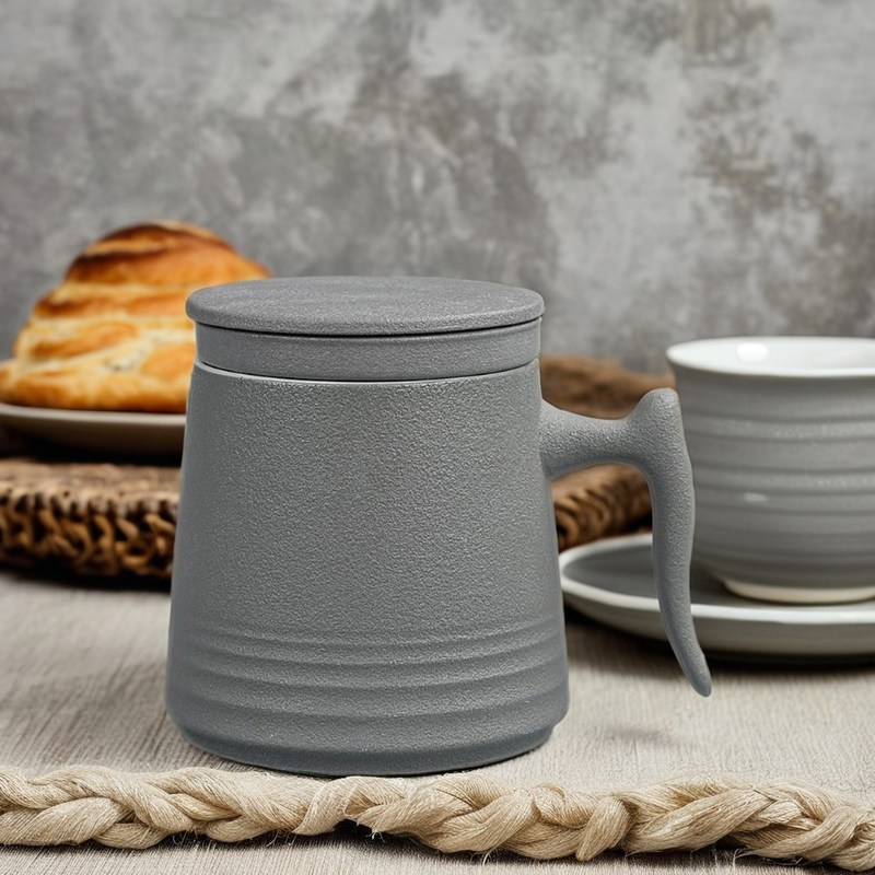 Κεραμική τσαγιέρα 900cc σε λευκή πορσελάνη με άνετα φλιτζάνια καφέ και κομψά πιάτα