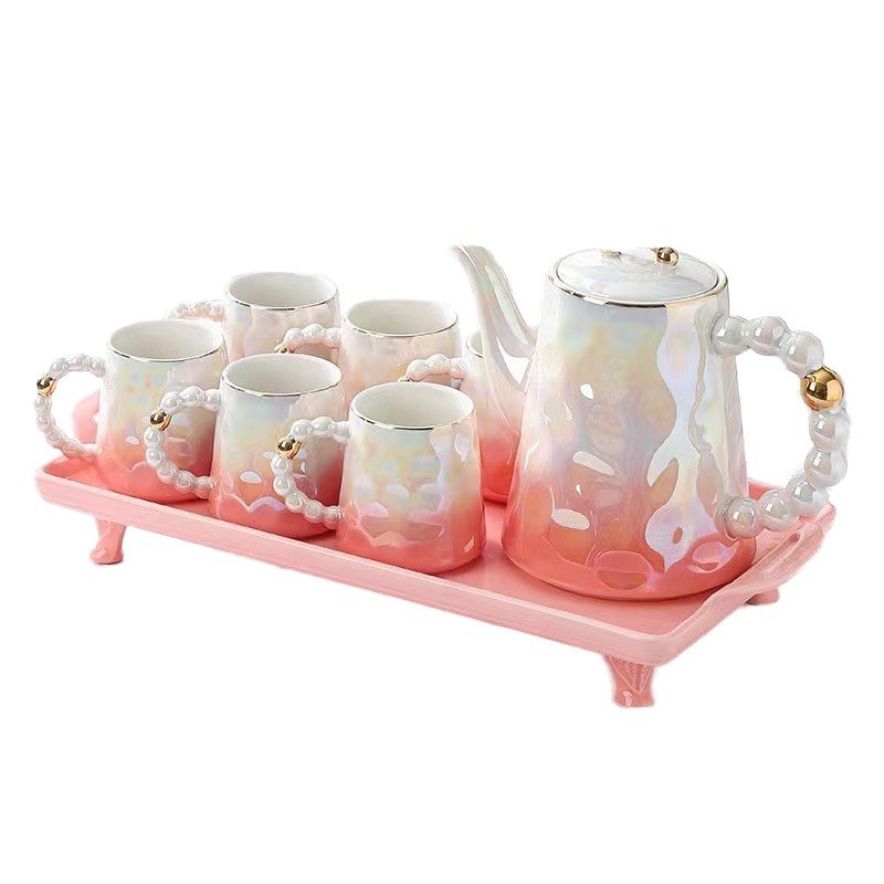 Σύγχρονες κεραμικές κούπες καφέ σε σχήμα κεραμικού κοχύλιου και μπαμπού πιάτο